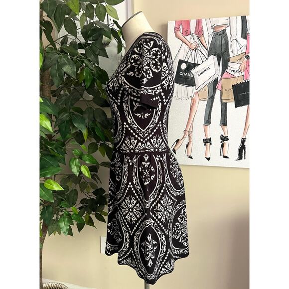 Romeo & Juliet Womens Knit Stretch Fit and Flare Mandal Print Dress Size Medium - Picture 4 of 8